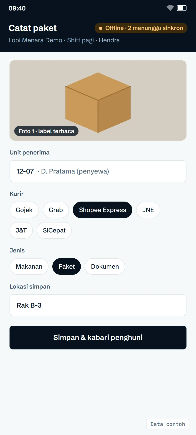 Teknisi dan satpam menerima tugas, mencatat paket, dan bekerja meski sinyal lemah.
